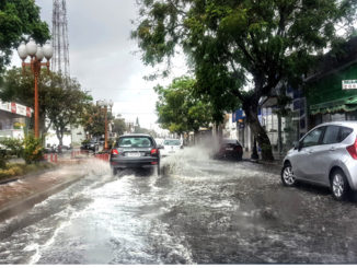 Calle cubierta por agua durante u temporal de lluvia