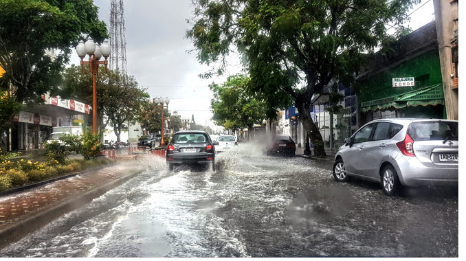 Calle cubierta por agua durante u temporal de lluvia