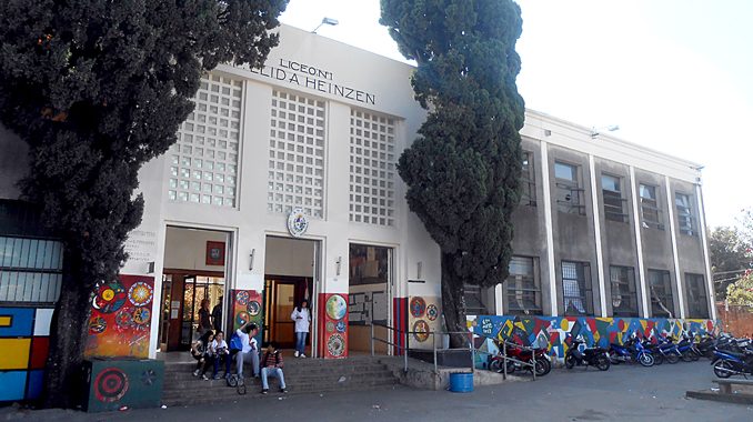 Perros en Liceo nº1 - Milton Cabrera 10-05-15