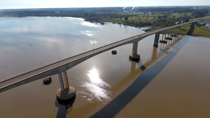 Puente internacional General Artigas