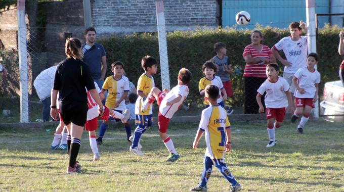 Uno de cada tres niños juega al baby fútbol en Uruguay