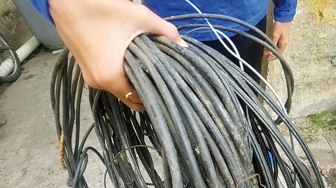 Delincuentes sustraen cables de luminarias en el distrito de Barú