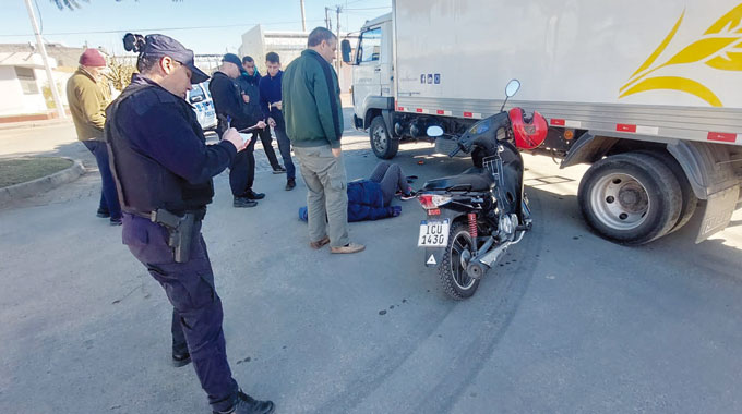 Lesionada en choque entre un camión y una moto – Diario El Telégrafo