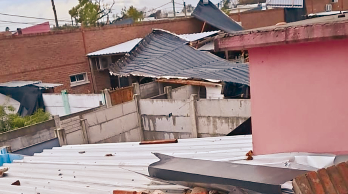Cooperativas de viviendas sufrieron voladuras de techos – Diario El ...