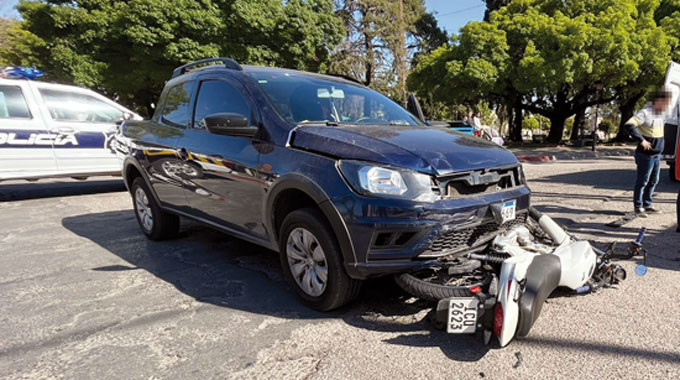 Choque entre camioneta y moto dejó a joven herido – Diario El Telégrafo