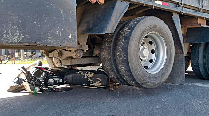 Un hombre lesionado al quedar su moto bajo las ruedas de un camión ...