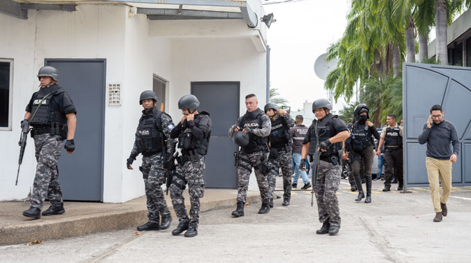 Trece detenidos, armas y material explosivo en incursión armada a un ...