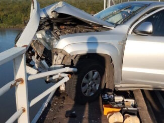 La camioneta embistió la baranda sur del puente, destruyendo un sector de la misma.