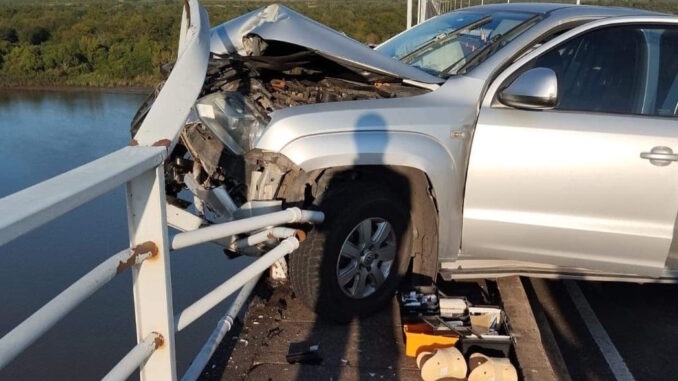 La camioneta embistió la baranda sur del puente, destruyendo un sector de la misma.