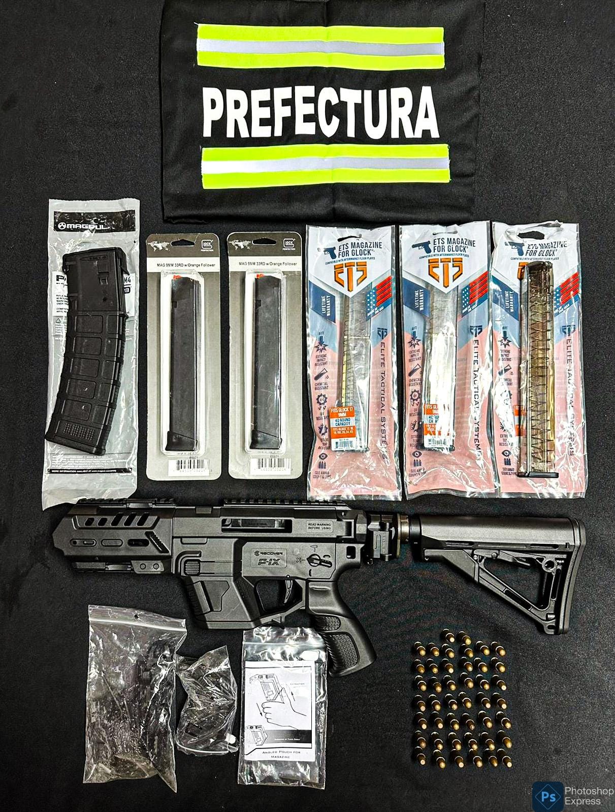 Fusil Glock, cargadores, municiones de guerra y repuestos incautados por la Prefectura de Uruguay.