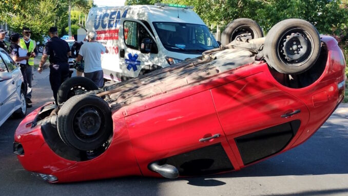 Automóvil Fiat Palio volcado en medio de la calle.