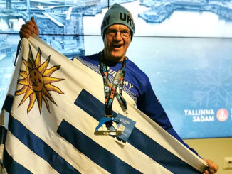 Sergio Bianchini con la bandera uruguaya y su medalla de plata en Tallin.