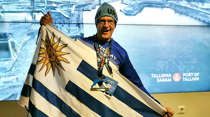 Sergio Bianchini con la bandera uruguaya y su medalla de plata en Tallin.