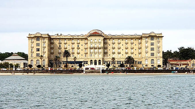 El majestuoso Argentino Hotel en Piriápolis. Para el exministro Benjamín Liberoff no está claro el origen de la deuda que reclama la Intendencia de Maldonado, pero además considera que no debería ser obstáculo para llevar a cabo las obras que se adjudicaron en 2017.