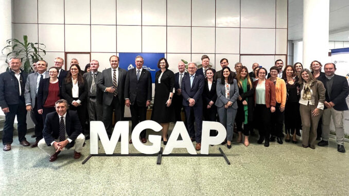 Mattos junto a los representantes alemanes.