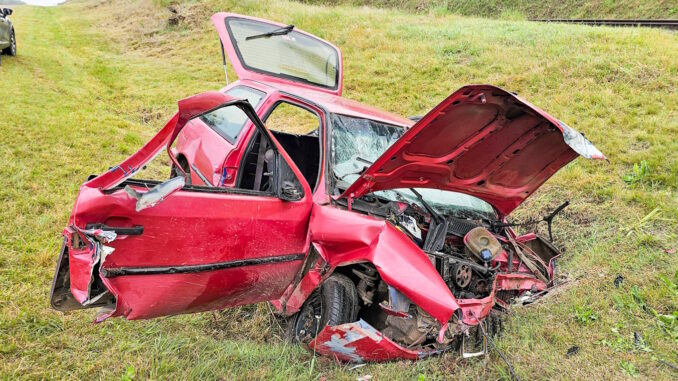 El Volkswagen Gol impactó contra una alcantarilla. Los cuatro ocupantes resultaron con importantes lesiones.