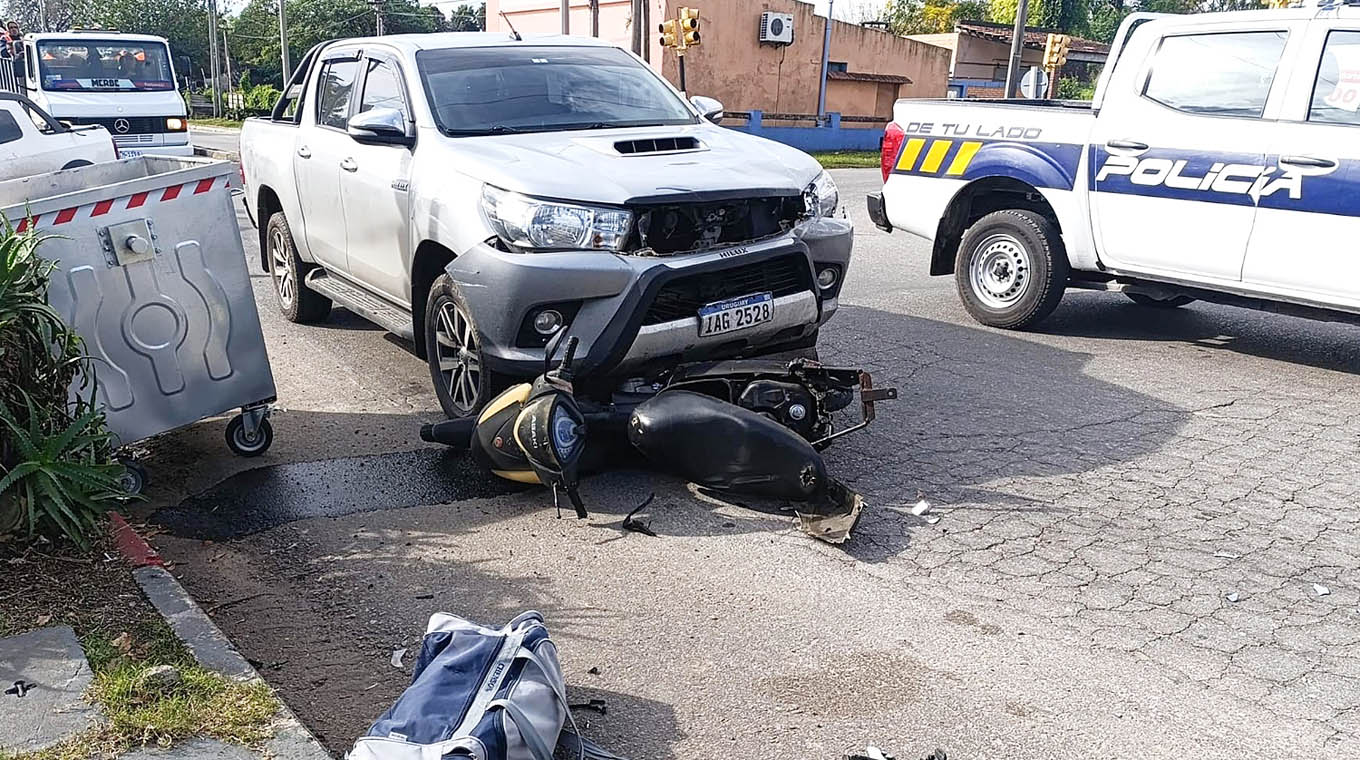 Camioneta cruzó en rojo y chocó a un motociclista – Diario El Telégrafo