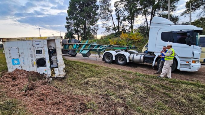 El camión volcó el contenedor que transportaba sobre la faja junto a la ruta.
