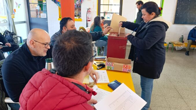 Ciudadanos votando en las elecciones internas en Paysandú