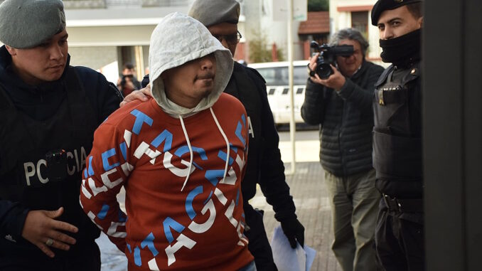 Jorge Lara, asesino de Giuliana Lara y su hijo Mateo Miños, entrando al Juzgado.