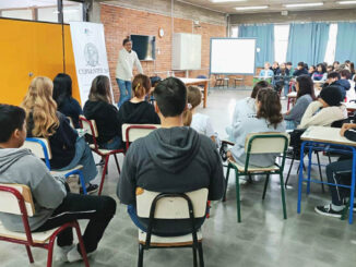 Horacio Merlo durante una de las charlas previas a la función de “Cervantes 3.0”, con estudiantes liceales.