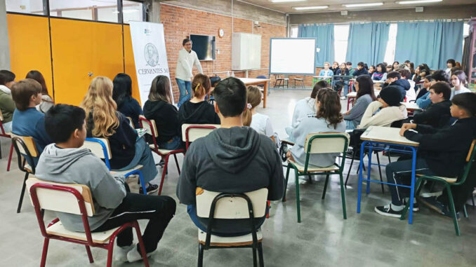 Horacio Merlo durante una de las charlas previas a la función de “Cervantes 3.0”, con estudiantes liceales.