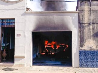 La lancha de fibra de vidrio resultó completamente quemada.