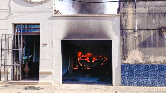La lancha de fibra de vidrio resultó completamente quemada.