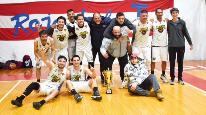 El plantel de Bears con la copa luego del partido.