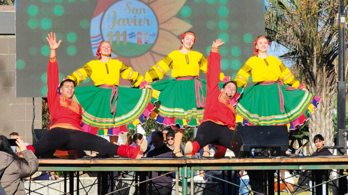 Actuación del grupo de danzas típicas rusas Beriozca, de Montevideo, durante su acciación en los festejos de San Javier.