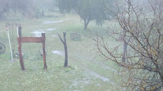 Granizo en Queguay En plena vigencia de alerta naranja de Inumet, cayó granizo en la zona del puente del Queguay sobre ruta 3