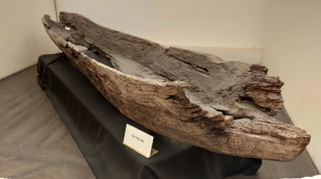 Canoa encontrada en 1941 por personal de Hidrografía en el limo de la desembocadura del Queguay, durante estudios para un posible dragado.