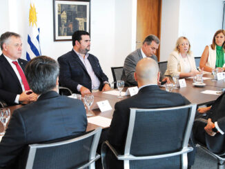 Firma del memorándum de entendimiento entre el gobierno y la empresa HIF. Dirigentes justicialistas de Colón quieren saber si Uruguay informó en CARU sobre el proyecto que se prevé instalar en las costas uruguayas del río Uruguay.