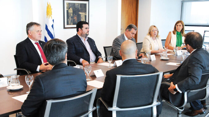 Firma del memorándum de entendimiento entre el gobierno y la empresa HIF. Dirigentes justicialistas de Colón quieren saber si Uruguay informó en CARU sobre el proyecto que se prevé instalar en las costas uruguayas del río Uruguay.