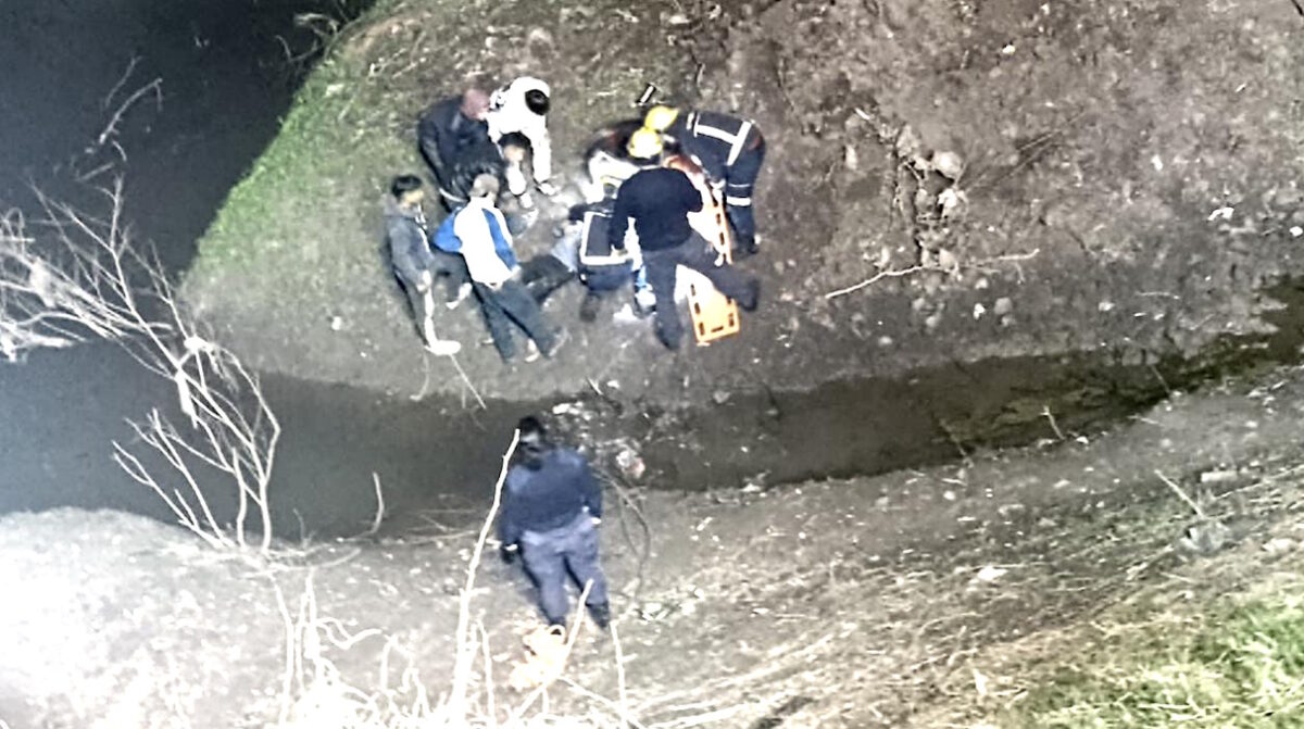 El hombre cayó bajo el puente a orillas del arroyo Sacra.