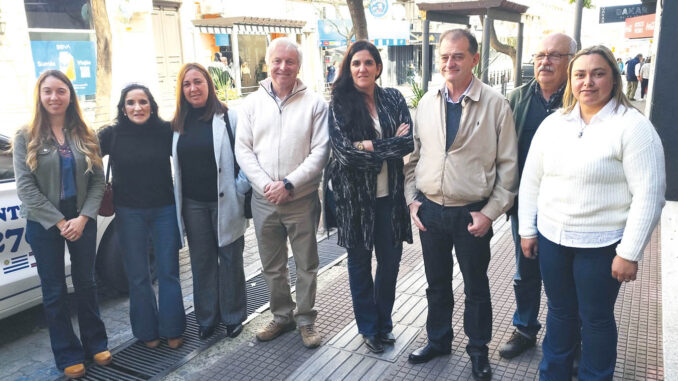 Guido Manini Ríos acompañado por dirigentes de Cabildo Abierto en Paysandú.