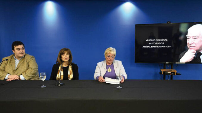 k09657 La subsecretaria Ana Ribeiro durante el lanzamiento del certamen, acompañada de dos ediles de la Junta Departamental de Lavalleja.