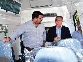 Nicolás Olivera y Marcelo Sosa observan la flamante unidad.