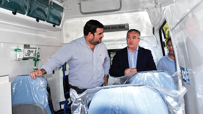 Nicolás Olivera y Marcelo Sosa observan la flamante unidad.