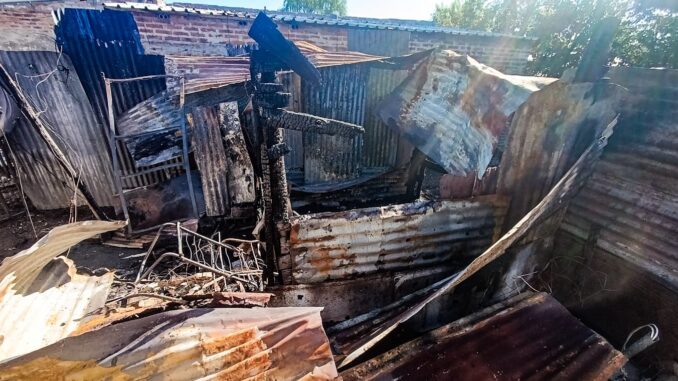 La vivienda precaria estaba construida de chapas y maderas.