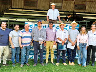 Previo al inicio de la subasta, Martín Salto junto a integrantes de la firma Rúben F. Cánepa.