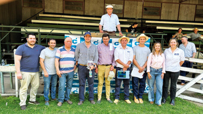 Previo al inicio de la subasta, Martín Salto junto a integrantes de la firma Rúben F. Cánepa.