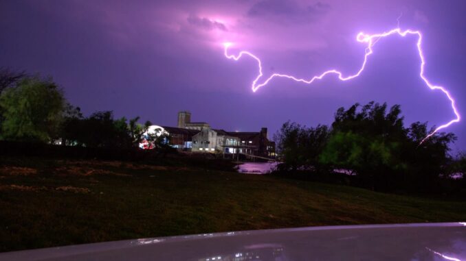 Un rayo irrumpe en el cielo nocturno sanducero.