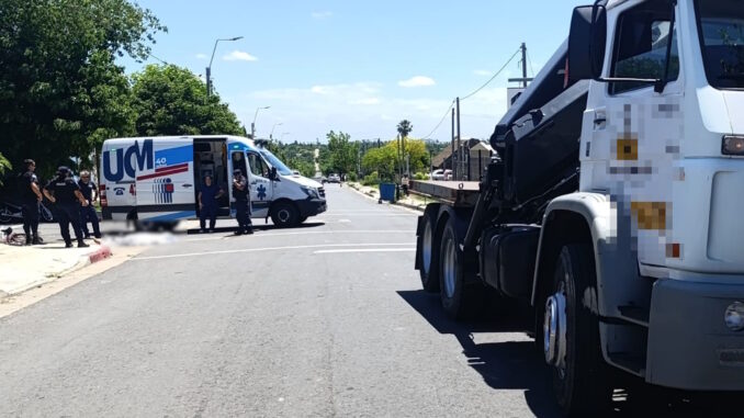 Ciclista falleció aplastado por las ruedas de un camión