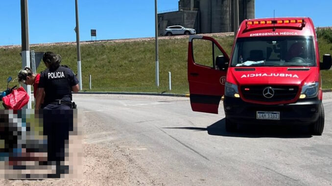 La motociclista derrapó en la rotonda y cayó.