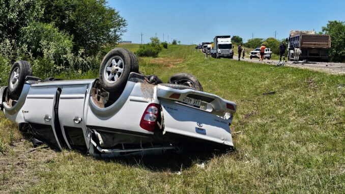 La camioneta golpeó contra el camión con el costado izquierdo.