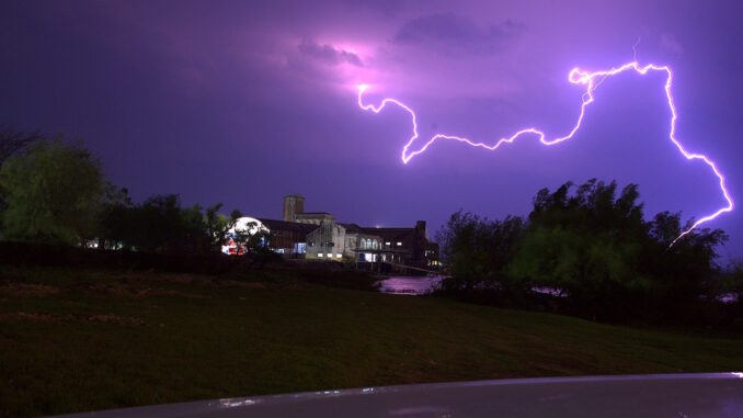 Un rayo rasga el cielo nocturno sobre el Club Remeros Paysandú. Foto de archivo - Marilina Odella