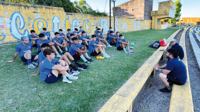 El lunes la Blanca “chica” tuvo el primer entrenamiento de la semana y fue tiempo de charla entre el DT y los jugadores.
