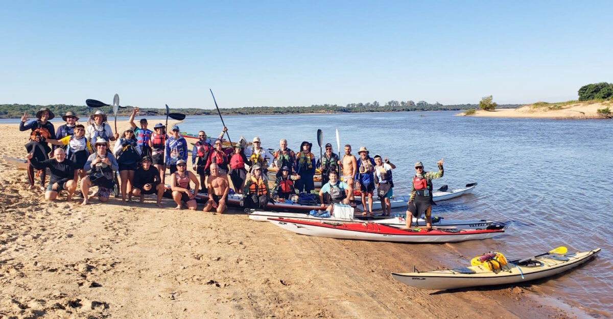Grupo de kayakistas que llegó hasta Paysandú