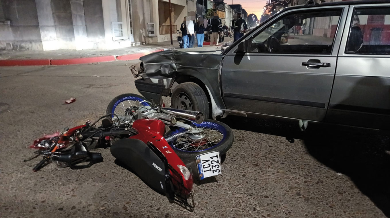 Motociclista sufrió lesiones al impactar contra un auto en pleno 18 de ...
